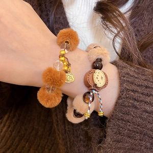 Détail du bracelet en peluche avec perles en bois et pendentif ours mignon pour hiver