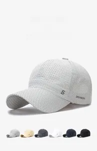 Detail des atmungsaktiven Netzgewebes und Logos auf der schnell trocknenden Sportkappe