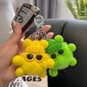 Porte-clés monstres en peluche avec lunettes de soleil et bonnets vert et jaune