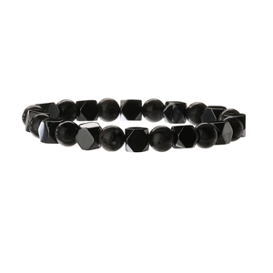Détail d'un bracelet en perles avec perles géométriques noires polies et perles mates