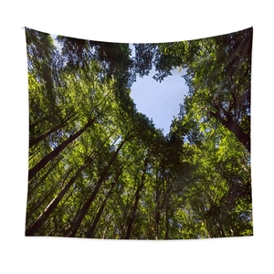Dettaglio dell'arazzo forestale in poliestere ad alta densità con design a cuore di alberi
