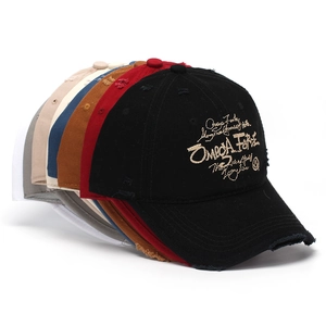 Détail de casquettes vintage empilées avec broderie Omega Force et visières usées
