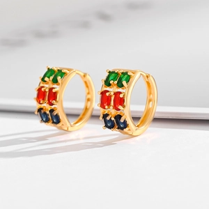 Aros dorados elegantes con piedras de circonita verde esmeralda rojo rubí y azul