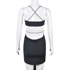 Détail de la mini robe dos nu avec un design de fines bretelles croisées au dos