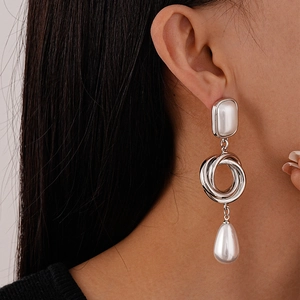 Orecchini argento geometrici con anelli intrecciati e pendenti di perle sintetiche