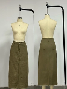 Detail eines hoch taillierten armeegrünen Jeans-Maxirocks mit geradem Schnitt und Saum
