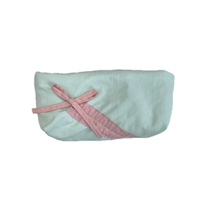 Weiche mintgrüne Stoff-Federtasche mit einer rosa genähten Schleife auf weißem Hintergrund
