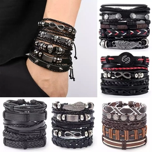 Détail de bracelets multicouches en cuir punk avec breloques crâne et étoile