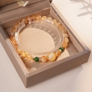 Bracelet en perles de citrine avec accents verts et séparateurs dorés en boîte de soie
