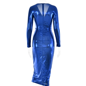 Vue détaillée du tissu bleu métallisé et de la fermeture éclair invisible de la robe
