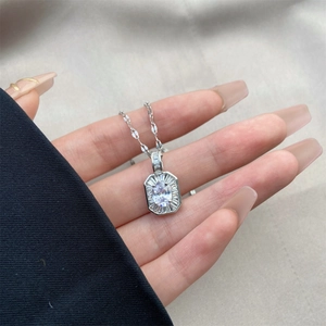 Détail macro du collier vintage argenté avec un grand pendentif rectangulaire en zircon