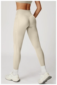 Détail du legging de yoga taille haute avec poches latérales et coutures sculptantes