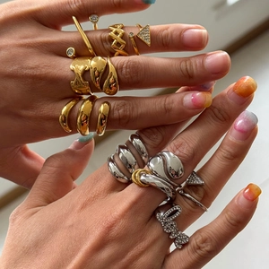 Luxuriöse stapelbare Ringe aus Titanstahl in Gold und Silber mit Love- und Geometrie-Design
