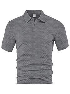 Detalle de polo gris oscuro que muestra la textura de gofre premium y el cuello clásico