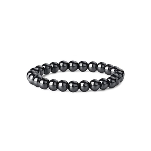 Makroaufnahme polierter 8mm Hämatit-Perlen auf einem minimalistischen elastischen Armband