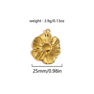 Macro shot of 25mm gold flower pendant with 3.9g weight and diameter dimensions
