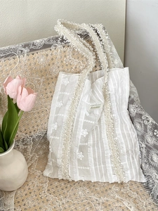 Sac cabas vintage en dentelle blanche avec motifs floraux et détails de franges