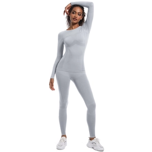 Dettaglio del set yoga grigio senza cuciture a vita alta con trama a maglia traspirante
