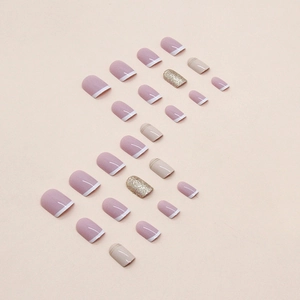 Faux ongles courts carrés avec paillettes dorées et french manucure rose