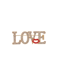 Détail de la broche LOVE avec cristaux brillants et lèvres en émail rouge sur métal doré