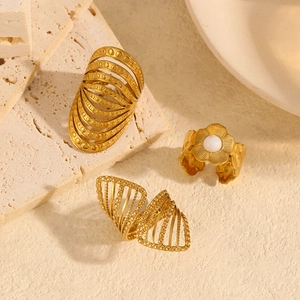 Three-piece set of 18k gold-plated stainless steel wave rings with floral patterns