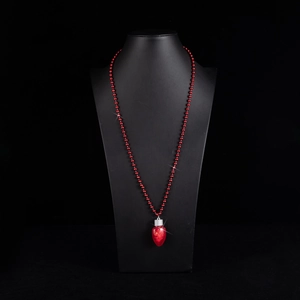 Collana con ciondolo a lampadina LED rossa luminosa su manichino per Natale