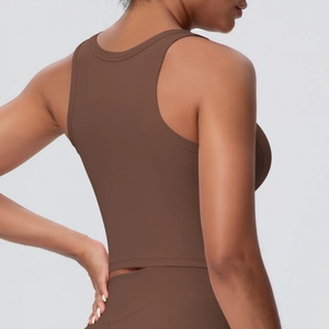 Makro-Detail des Racerback-Ausschnitts an diesem braunen matten Yoga-Sport-BH