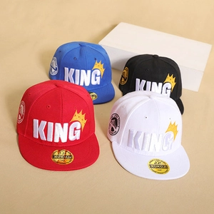 Dettaglio del ricamo King e corona sui berretti snapback a tesa piatta per bambini