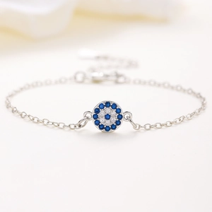 Λεπτομέρεια βραχιολιού S925 Evil Eye από ασήμι με μπλε ζιργκόν και ρυθμιζόμενο κούμπωμα κάβουρα