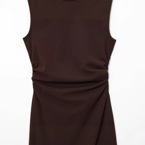 Dunkelbraunes ärmelloses Kleid mit modischen Raffungen und schmaler Strick-Passform