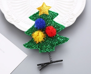 Detalle de horquilla de árbol de Navidad con lentejuelas verdes y pompones de colores