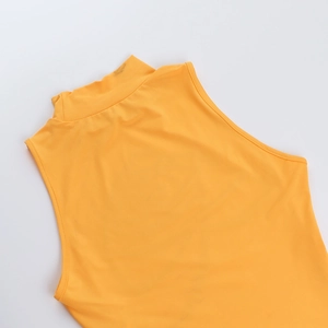 Détail de ce haut sans manches jaune à col montant avec une texture en tricot de qualité