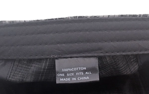 Détail du bandeau interne 100% coton et des coutures sur le béret à carreaux fin