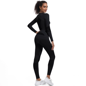 Détail d'un ensemble de sport noir sans couture avec zones respirantes et coupe ajustée