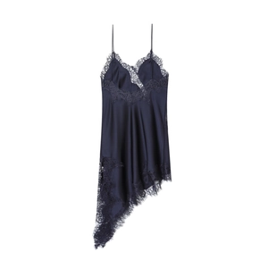 Dettaglio camicia da notte in seta blu scuro con pizzo e orlo dal taglio asimmetrico