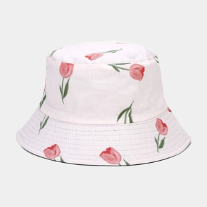 Gros plan détaillé d'un chapeau de soleil rose en coton avec motifs de tulipes rouges