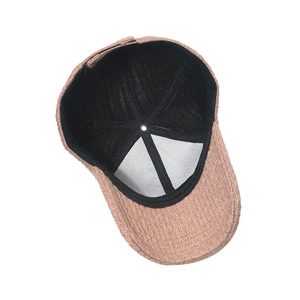 Détails de l'intérieur d'une casquette en tricot avec bandeau noir et fermeture réglable