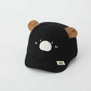 Détail d'une casquette bébé avec oreilles d'ours 3D et broderie visage d'animal