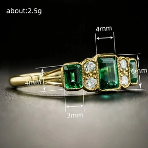 Retro Goldring mit smaragdgrünen Edelsteinen und Maßangaben in der Seitenansicht