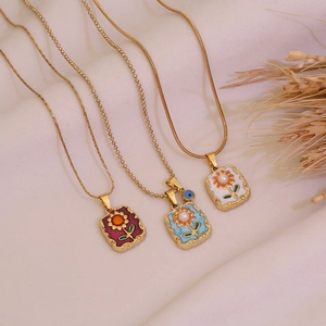 Colliers vintage avec pendentif tournesol en émail doré et accents de perles