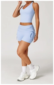 Detail der hellblauen High-Waist-Yogashorts mit seitlichem Kordelzug und strukturierter Optik