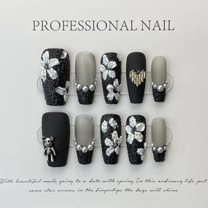 Faux ongles faits main avec fleurs 3D, perles et décoration d'ours argenté