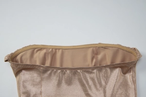 Vue détaillée de la texture du tissu or rose et de la bande de silicone antidérapante en haut