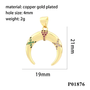 Dettagli dimensionali e intarsio di zirconi multicolore sul ciondolo a mezzaluna dorata