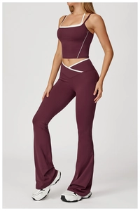 Détail du pantalon de yoga évasé à taille haute et du crop top avec liserés blancs contrastés