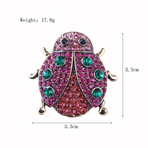Modische Marienkäfer-Brosche mit Kristallen und Größenangabe 3,3cm x 3,3cm in Weiß