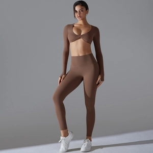 Details des kaffeebraunen Yoga-Sets mit V-Ausschnitt-Oberteil und High-Waist-Leggings