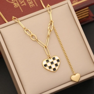 Collana a cuore dorata con motivo a scacchi in una scatola per un look elegante