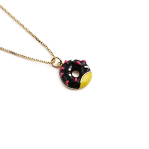 Collier minimaliste plaqué or avec pendentif donut en émail coloré sur fond blanc pur