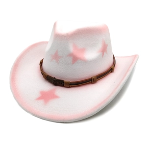 Détail d'un chapeau de cowboy en laine blanche avec étoiles roses et bande crâne